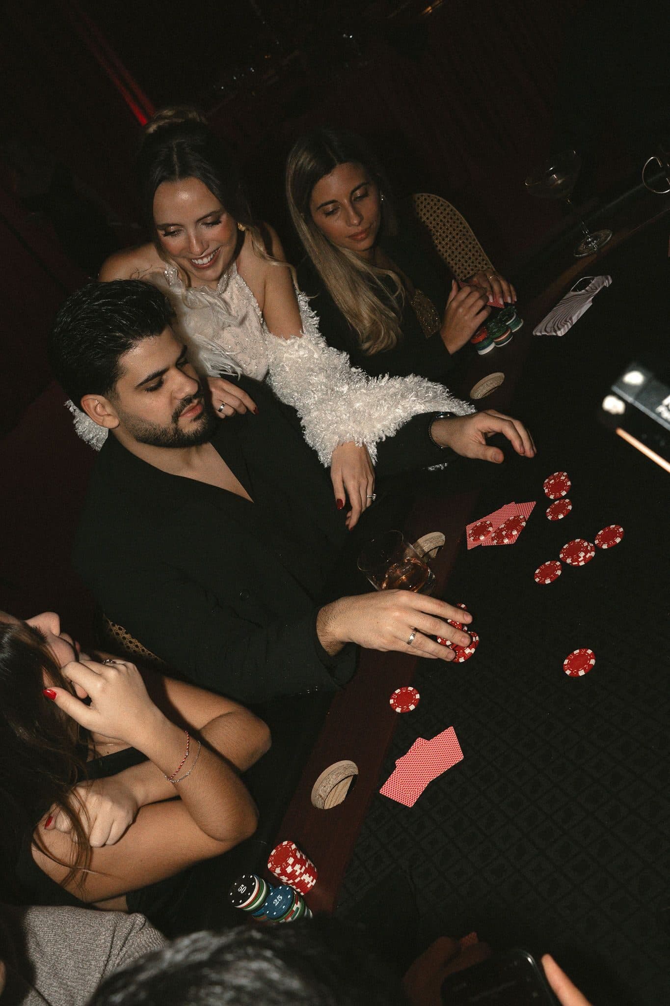 Convidados a jogar numa mesa de casino Fun Money durante a festa