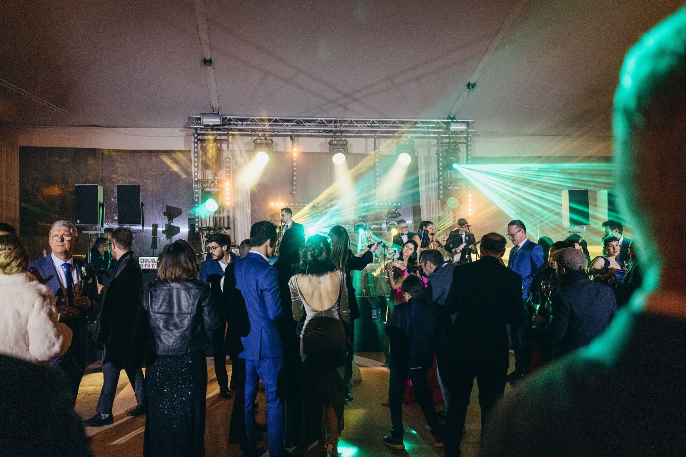 Pista de dança iluminada por lasers e efeitos de luz num evento corporativo