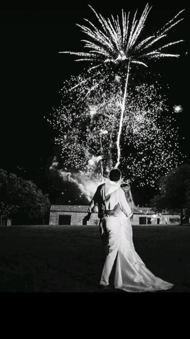 Fogo de artifício a rebentar sobre a quinta durante a festa de casamento
