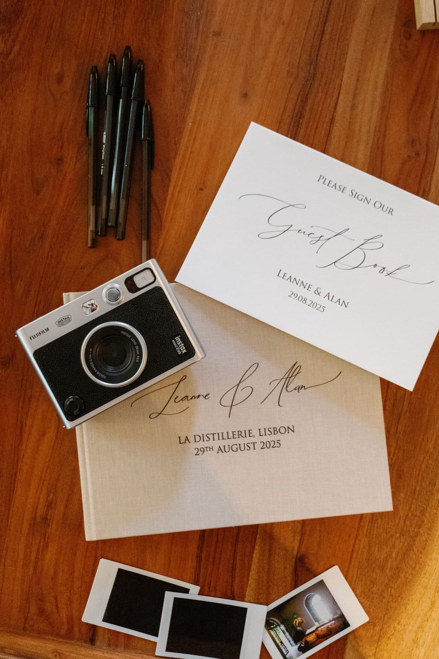 Livro de honra com máquina instantânea e fotografias polaroid dos convidados