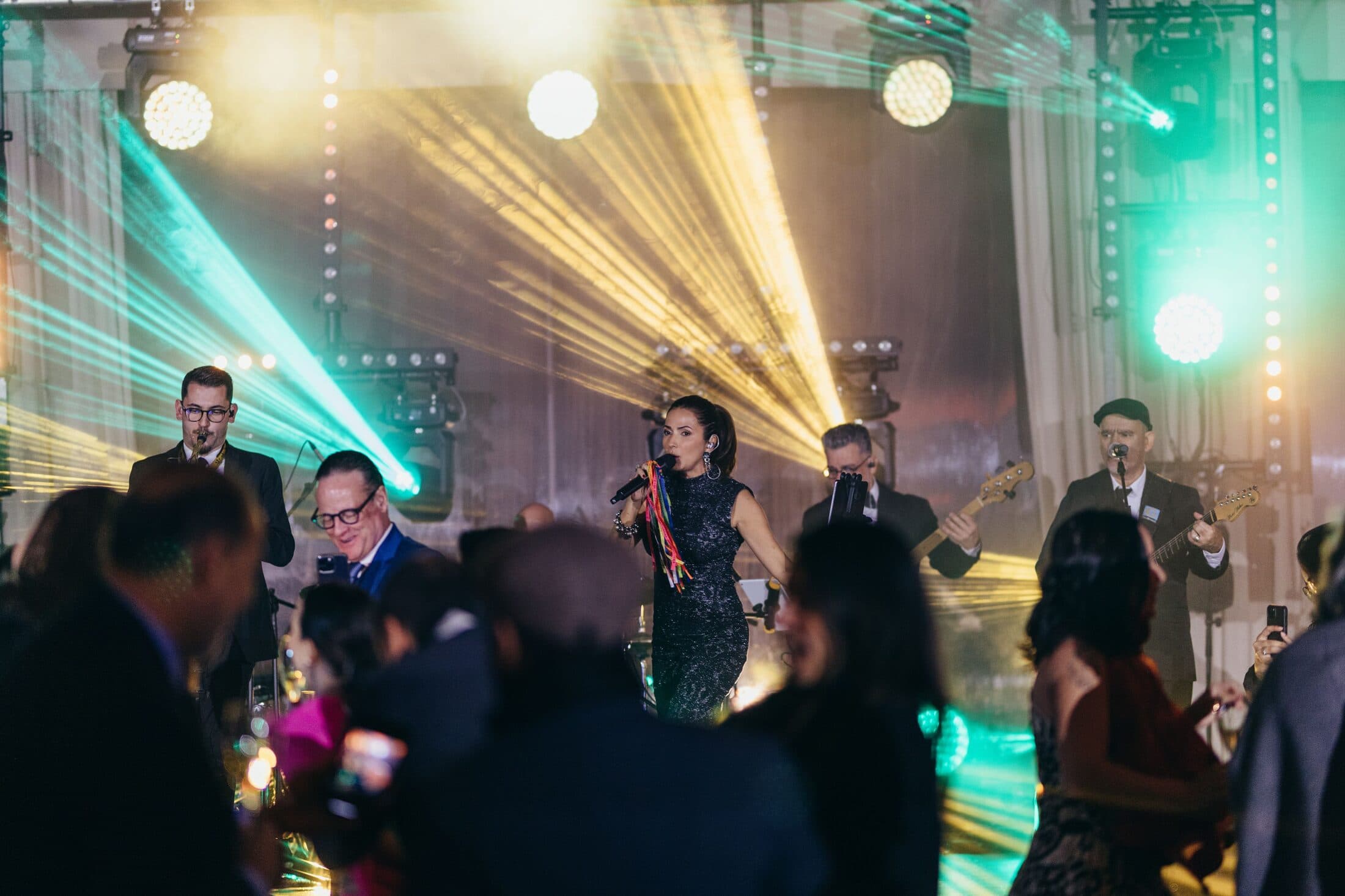 Convidados na pista de dança com música ao vivo e iluminação de palco