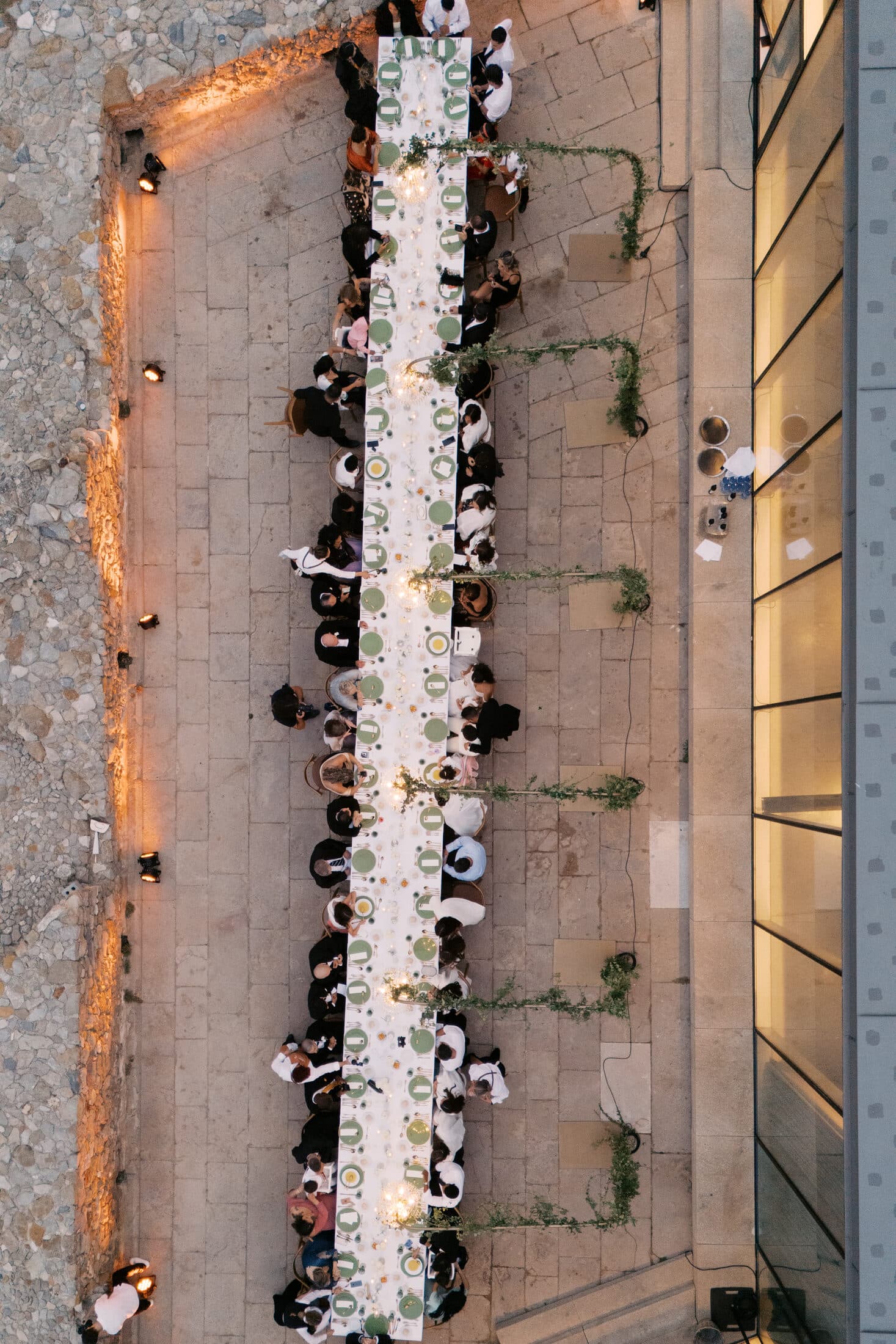 Vista aérea de uma mesa imperial montada e decorada para o jantar