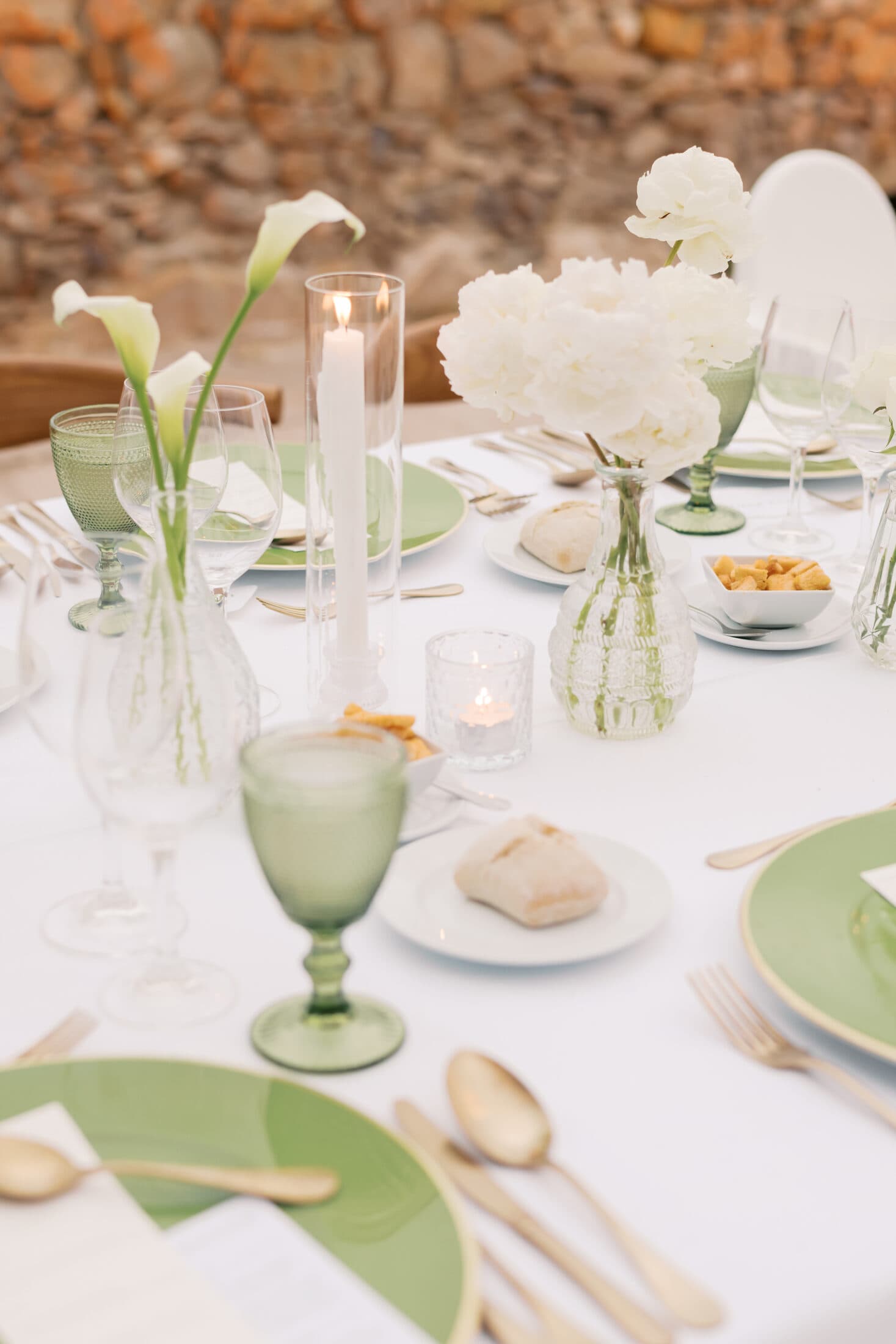 Pormenor da decoração de mesa com loiça e flores escolhidas para o evento